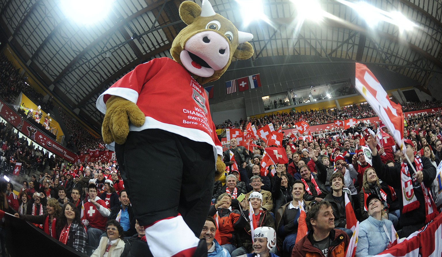 *** ARCHIV *** Bern, 30.04.2009, Makottche Cooly macht Stimmung im Stadion © Melanie Duchene/EQ Images