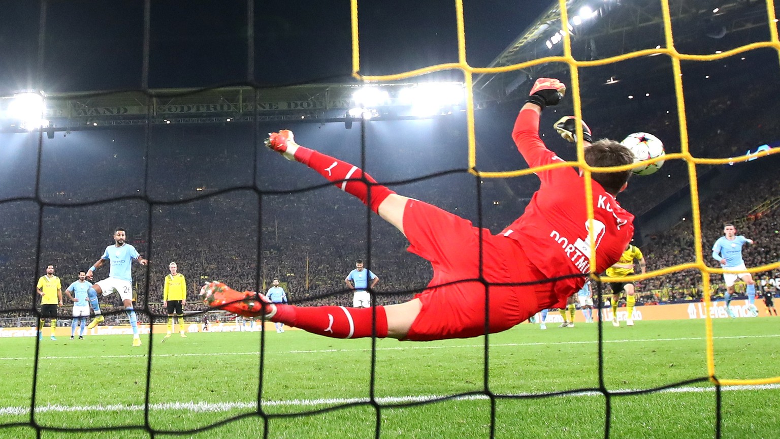 epaselect epa10266087 Riyad Mahrez of Manchester City sees his penalty saved by Dortmund goalkeeper Gregor Kobel during the UEFA Champions League group G match between Borussia Dortmund and Manchester ...