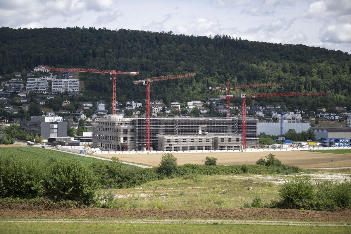 Das sich im Bau befindende Datacenter, am Freitag, 3. Juli 2026, in Beringen. Die Gruppe &amp;quot;Aufstaende der Allmende&amp;quot; wollte in Benken ein einwoechiges Widerstandscamp gegen Datacenter  ...