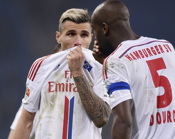 Die Schweizer Natispieler Johan Djourou und Valon Behrami sind sich in der Garderobe an die Gurgel.