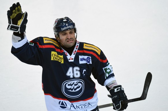 Ambris Paolo Duca freut sich nach dem gewonnenen Eishockey Meisterschaftsspiel der National League A zwischen dem HC Ambri-Piotta und den Rapperswil-Jona Lakers am Freitag, 13. Februar 2015, in der Va ...