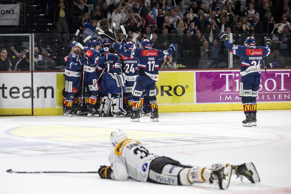 Jubel bei den ZSC Lions im vierten Eishockey Playoff-Finalspiel der National League zwischen den ZSC Lions und dem HC Lugano am Mittwoch, 18. April 2018, im Zuercher Hallenstadion. (KEYSTONE/Alexandra ...