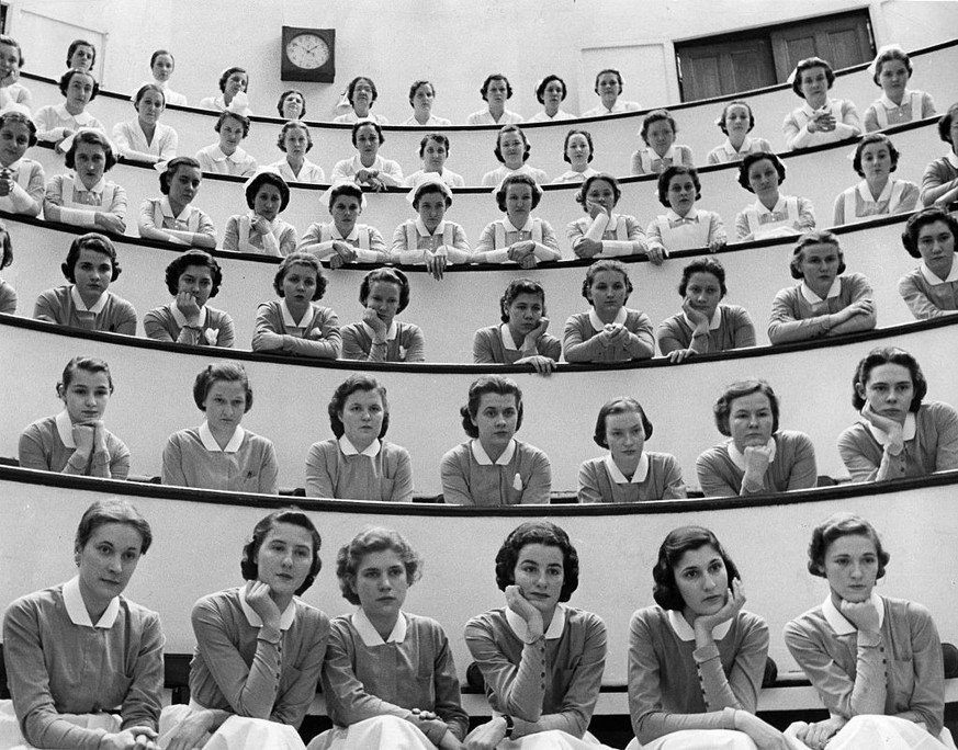 (Eingeschränkte Rechte für bestimmte redaktionelle Kunden in Deutschland. Limited rights for specific editorial clients in Germany.) USA: Student Nurses and novices (without caps) watching an appendec ...