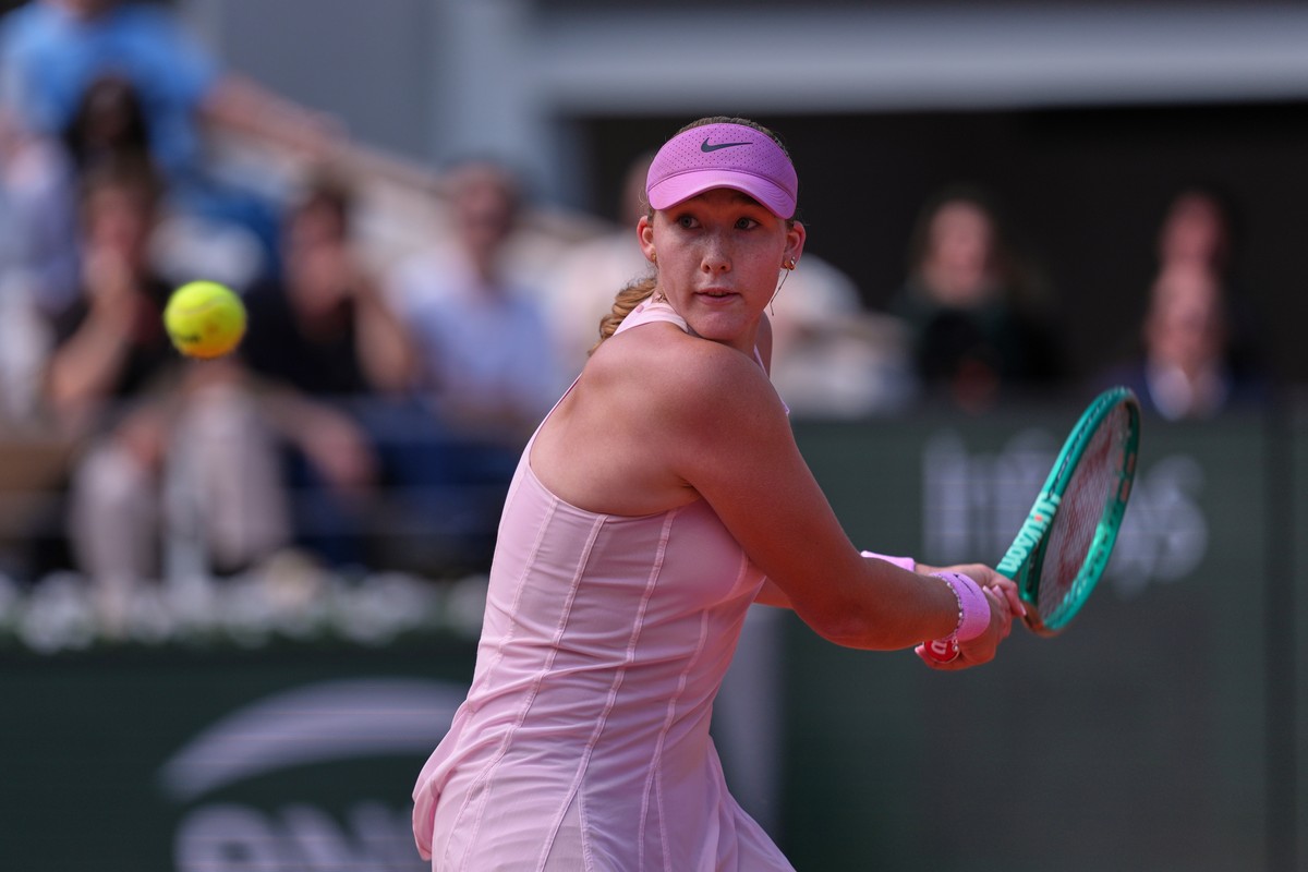 Russia's Mirra Andreeva returns during the final tennis match against Poland's Maja Chwalinska at the French Open in Paris, Saturday, June 6, 2026. (AP Photo/Thibault Camus)
Mirra Andreeva