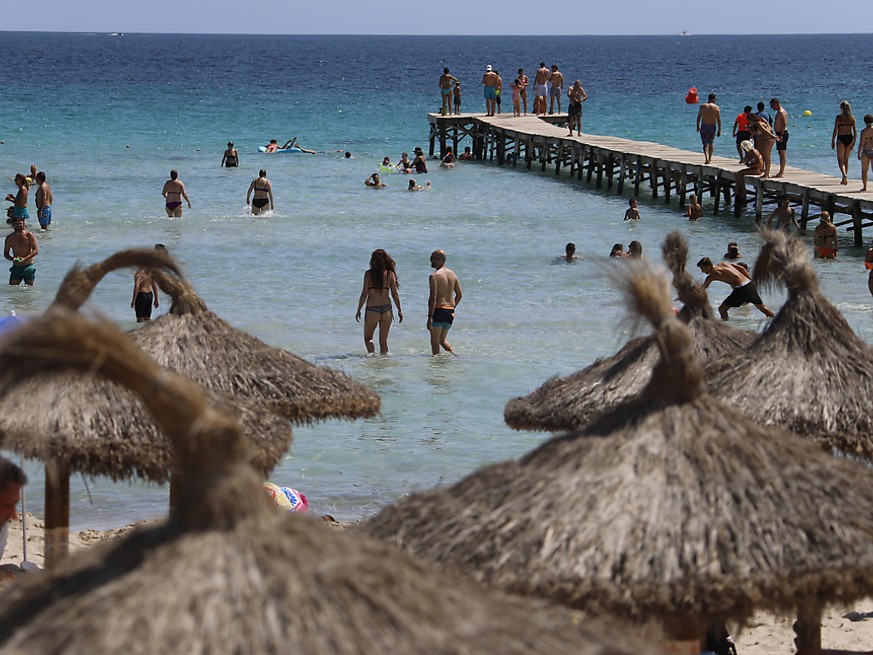 ARCHIV - Die Badeg�ste stehen in einer Hotelanlage im Wasser. Die EU-Umweltagentur EEA bescheinigt dem Gro�teil aller Badestellen in Europa eine hohe bis sehr hohe Wasserqualit�t. Die bei den Deutsche ...