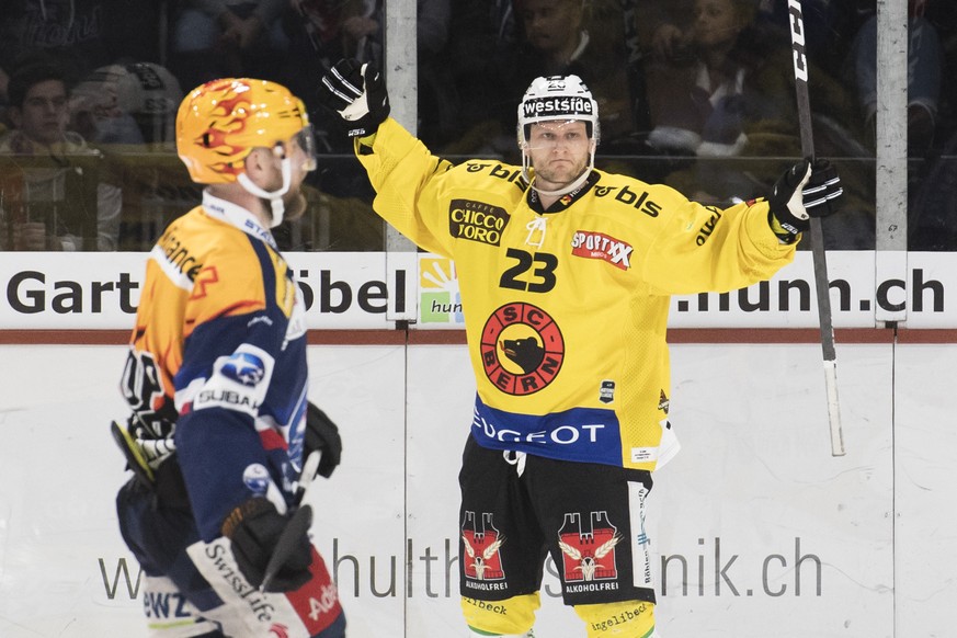 Berns Simon Bodenmann jubelt nach dem 4:3 Tor im zweiten Eishockey Playoff-Halbfinalspiel der National League zwischen den ZSC Lions und dem SC Bern am Donnerstag, 29. Maerz 2018, im Zuercher Hallenst ...