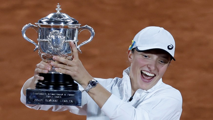 Poland&#039;s Iga Swiatek celebrates with the cup after defeating Coco Gauff of the U.S.in their final of the French Open tennis tournament at the Roland Garros stadium Saturday, June 4, 2022 in Paris ...
