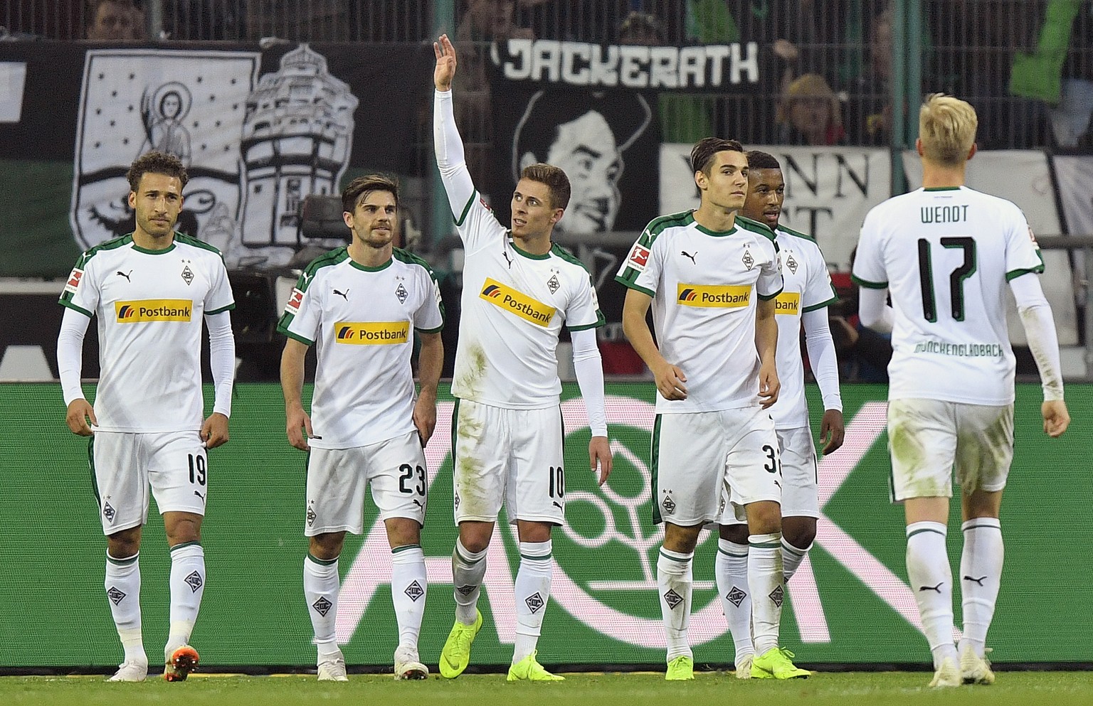 Moenchengladbach&#039;s Thorgan Hazard, center, celebrates his second goal during the German Bundesliga soccer match between Borussia Moenchengladbach and Fortuna Duesseldorf, Germany, Sunday, Nov. 4, ...