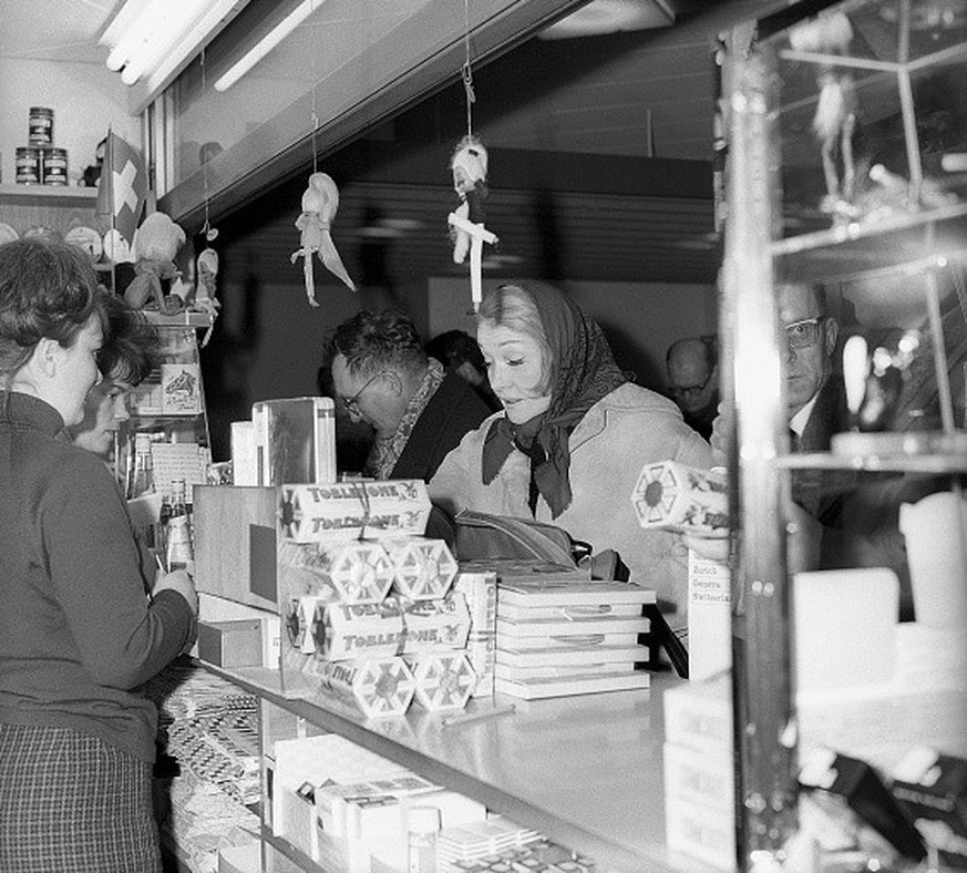 Marlene Dietrich Flughafen Kloten Januar 1964 (Photo by Schollenberger/RDB/ullstein bild via Getty Images)