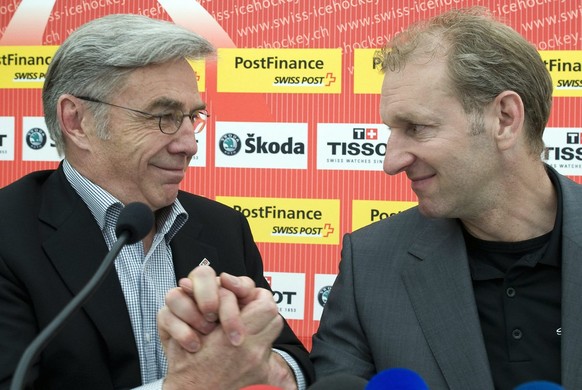 Ralph Krueger, Trainer der Schweizer Eishockey Nationalmannschaft, rechts, und Fredy Egli, Zentralpraesident Schweizerischer Eishockey-Verband (SEHV), links, verabschieden sich am Dienstag, 5. Mai 200 ...