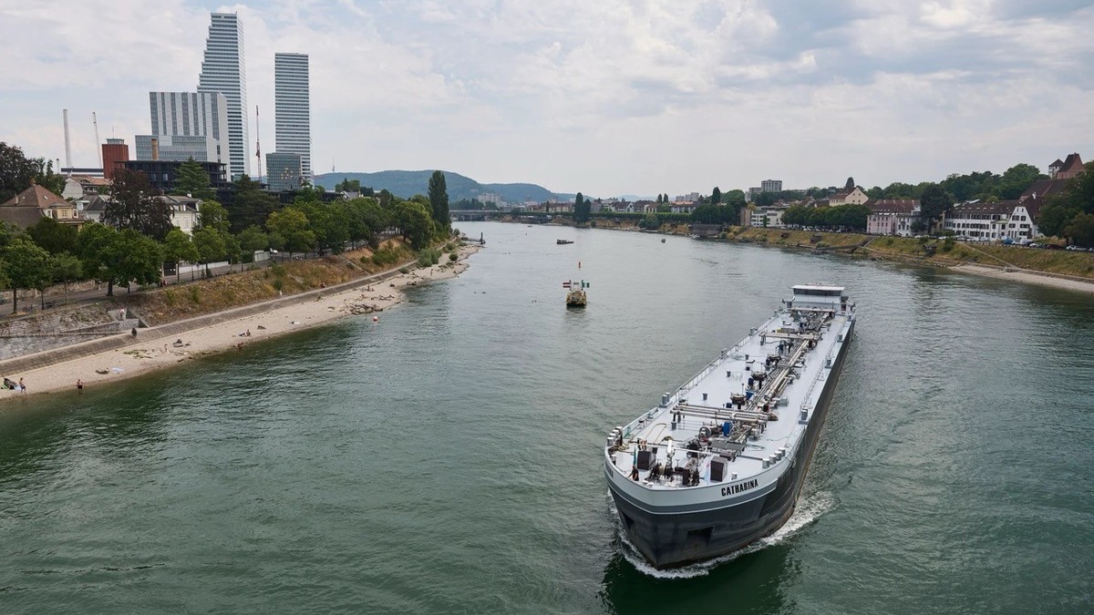 Ein Fünftel des Benzins kommt per Schiff in die Schweiz. Hier das Tankschiff Catharina auf dem Rhein bei Basel. https://www.aargauerzeitung.ch/wirtschaft/artikel-ld.4203180