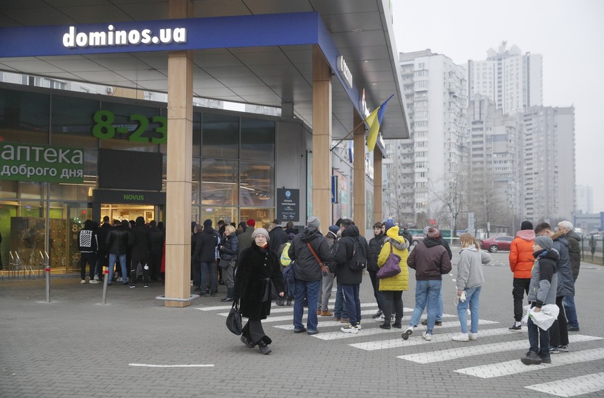 epa09780299 People stand in line outside a grocery store in Kiev (Kyiv), Ukraine, 24 February 2022. Russian troops entered Ukraine while the country's President Volodymyr Zelensky addressed the n ...