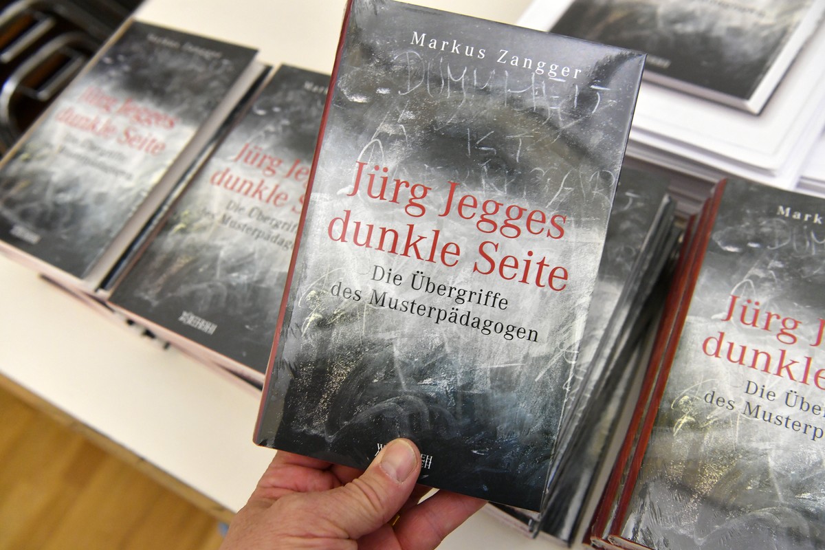 Markus Zanggers Buch "Juerg Jegges dunkle Seite" an einer Medienkonferenz in Zuerich, am Dienstag, 4. April 2017. Der Schweizer Paedagoge und Schriftsteller Juerg Jegge steht unter Missbrauc ...