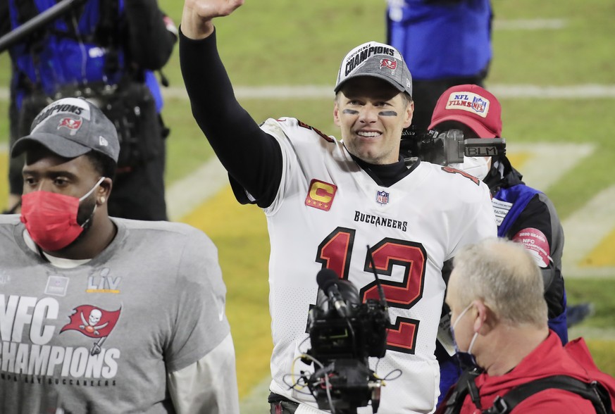 epa08963314 Tampa Bay Buccaneers quarterback Tom Brady celebrates after defeating the Green Bay Packers in their NFL NFC Championship game at Lambeau Field in Green Bay, Wisconsin, USA, 24 January 202 ...