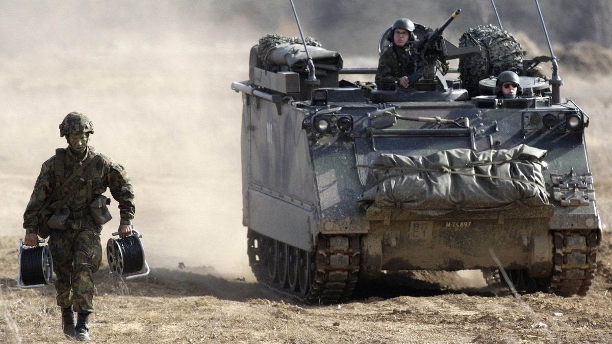 Un soldat court devant un char M113 dans le cadre de la premiere demonstration pratique DEMOEX de l'armee Suisse, sur le theme de la defense mission premiere et traditionnelle de l'armee, ce ...