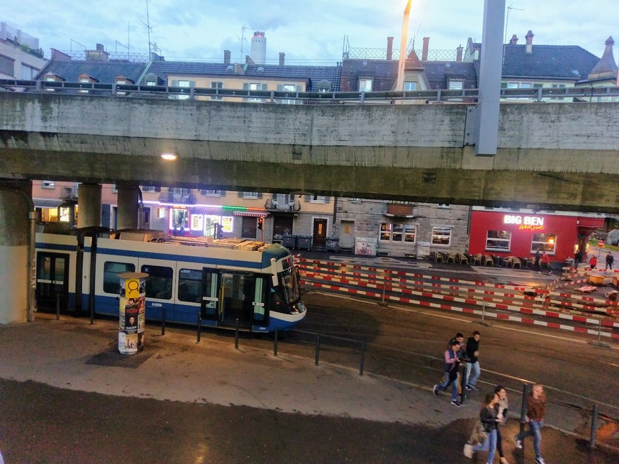 Die Trams in Zürich stehen still. Nachtschwärmer müssen wohl laufen ...&nbsp;