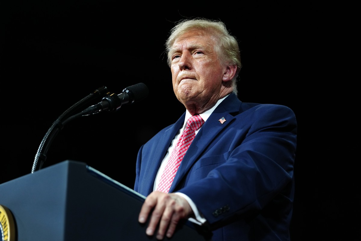 President Donald Trump speaks at a campaign rally at Heartland Credit Union Arena, Monday, Oct. 19, 2026, in Park City, Kan. (AP Photo/Julia Demaree Nikhinson)
Trump