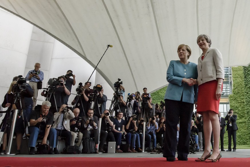 epa06055581 German Chancellor Angela Merkel (L) and British Prime Minister Theresa May (R) pose during the European G-20 leaders preparatory meeting at the Chancellery in Berlin, Germany, 29 June 2017 ...