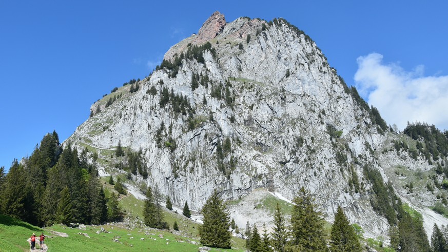 Der Grosse Mythen oberhalb von Brunni am Donnerstag, 10. Juni 2021. Bis zu 40&#039;000 Menschen wandern jedes Jahr auf den Berg. Auch auf 1898 Meter ueber Meer wird es zurzeit bis zu 25 Grad warm. (KE ...