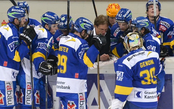 Arno Del Curto in Aktion: Der HCD-Coach erklärt seinen Mannen die taktische Marschroute.