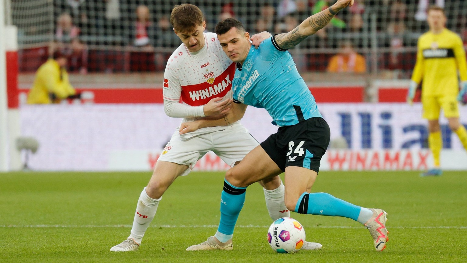 Stuttgart , Fußball Bundesliga, Saison 2023 / 2024, VfB Stuttgart vs. Bayer 04 Leverkusen , v.l. Angelo Stiller VfB / Granit Xhaka Leverkusen Gemäß den Vorgaben der DFL Deutsche Fußball Liga ist es un ...