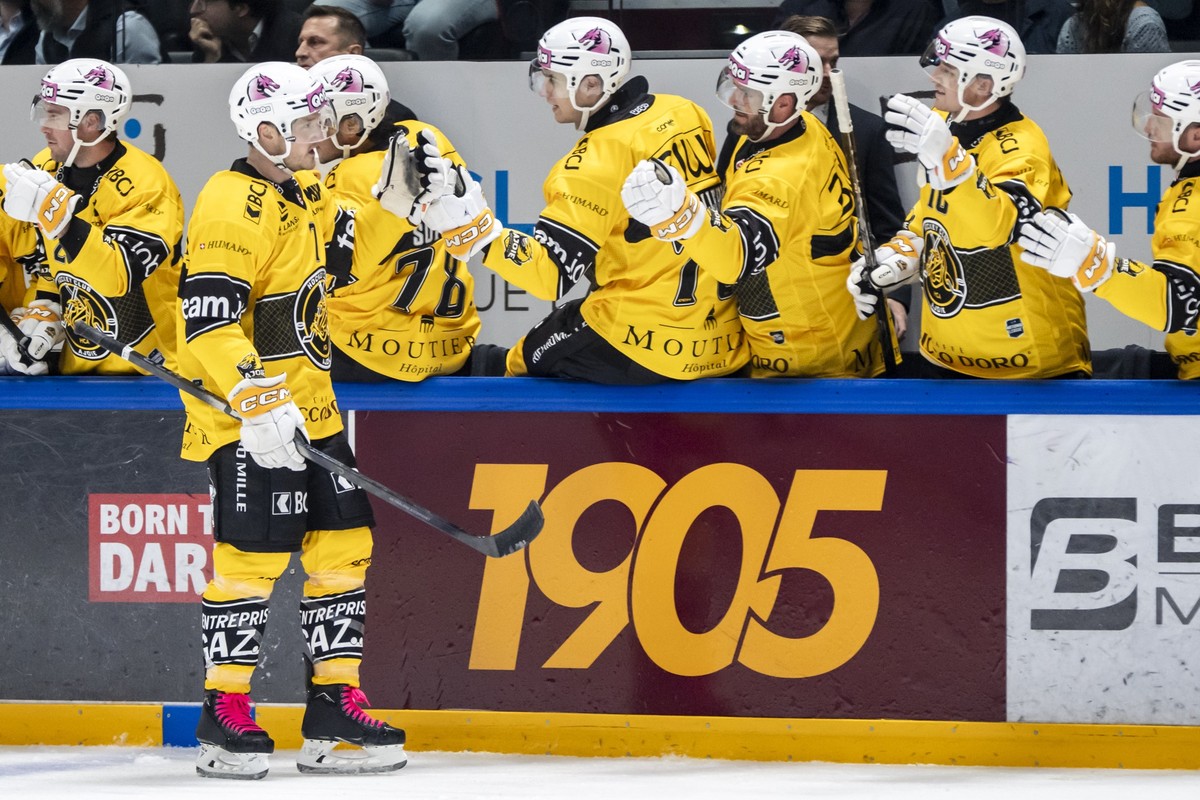 Daniel Carr (HCA) fete le but du 0:2 avec ses coequipiers lors de la rencontre du championnat de Suisse de hockey sur glace de National League entre le Geneve-Servette HC et le HC Ajoie le vendredi 18 ...