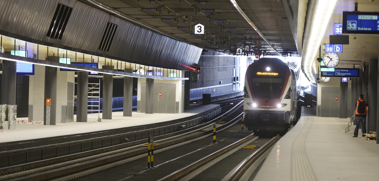 Testbetrieb, zwei Monate vor Eröffnung: Am Samstag, 12. April, fährt eine S-Bahn am neuen Bahnhof Loewenstrasse in Zürich ein. Am15. Juni 2014 wird die Durchmesserlinie eröffnet.