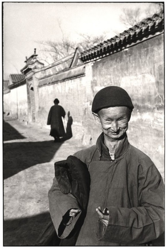 Ein Eunuch der letzten Chinesischen Dynastie, Peking 1948. Fotografiert vom französischen Fotografen Henri Cartier-Bresson.