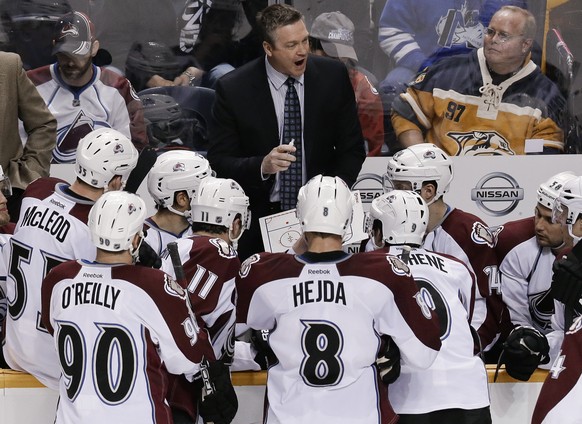 Die neuen Teamkollegen von Berra nehmen Anweisungen des Chefs Patrick Roy entgegen.