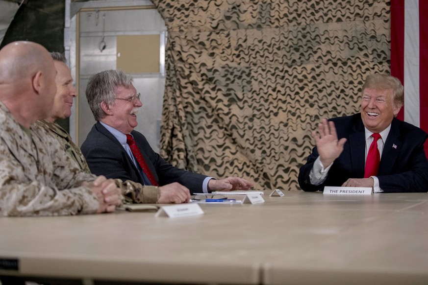Da lachten sie noch gemeinsam: Bolton und Trump im Gespräch mit Militärpersonal in der Al Asad Air Base im Irak, 26. Dezember 2018.