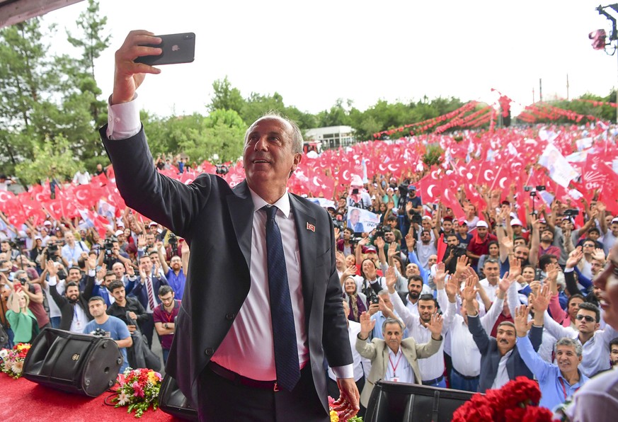Muharrem Ince, presidential candidate of Turkey&#039;s main opposition Republican People&#039;s Party, takes a pictures as he addresses an election rally in Diyarbakir, Turkey, Monday, June 11, 2018.  ...