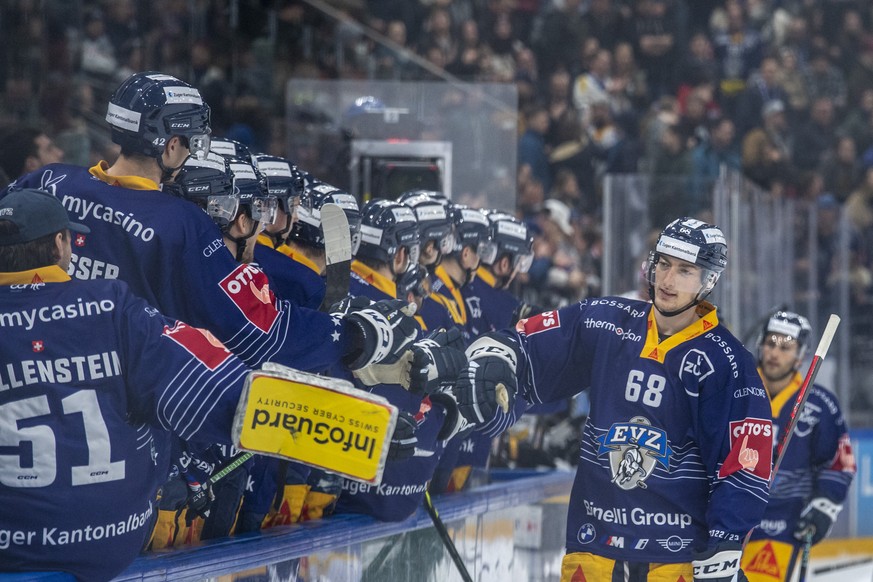 Die Zuger mit Fabrice Herzog, rechts, feiern ein Tor beim Eishockey Meisterschaftsspiel der National League zwischen dem EV Zug und dem HC Ajoie am Dienstag, 14. Februar 2023 in Zug. (KEYSTONE/Urs Flu ...