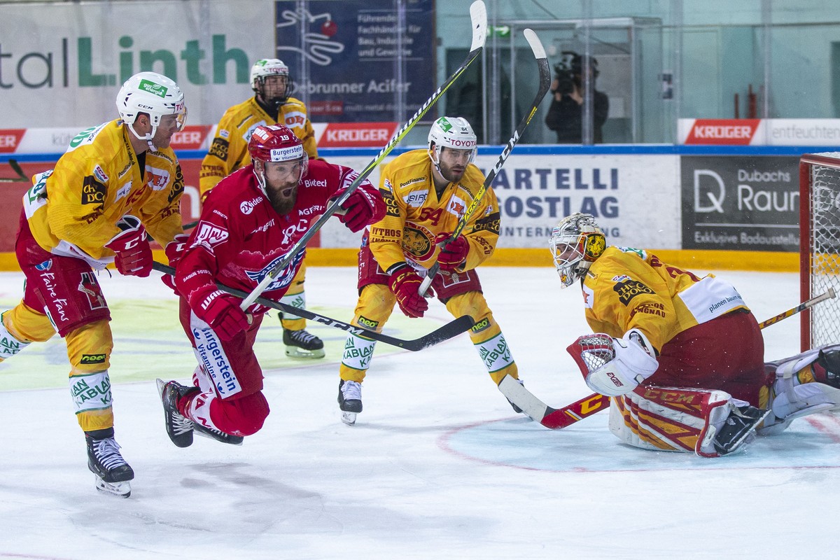 SC Rapperswil-Jona Lakers Stuermer Andrew Rowe, Mitte links, feiert seinen Treffer zum 7-2 gegen SCL Tigers Torhueter Ivars Punnenovs waehrend dem Eishockey-Meisterschaftsspiel der National League zwi ...