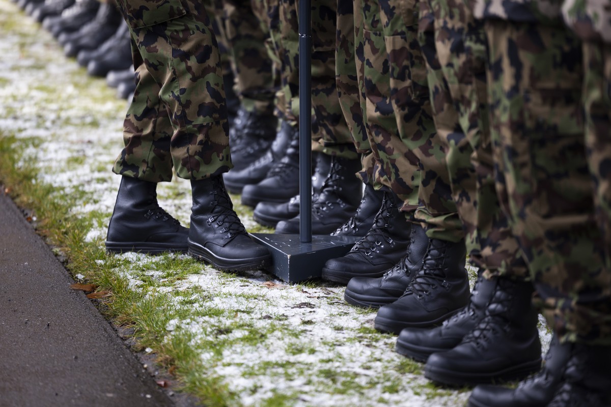 Soldiers of the Swiss army prepare for the ceremony prior to the arrival of Swiss President Viola Amherd and the Prime Minister of the People's Republic of China, Li Qiang, in Kehrsatz near Bern, ...