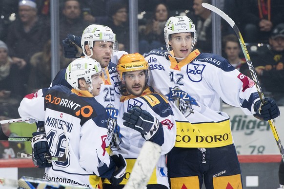 Zugs Lino Martschini, Zugs Viktor Stalberg, Zugs Topscorer Garrett Roe, und Zugs Tobias Geisser, from links, jubeln nachher dem Tor (1-2), beim Eishockey Meisterschaftsspiel der National League zwisch ...