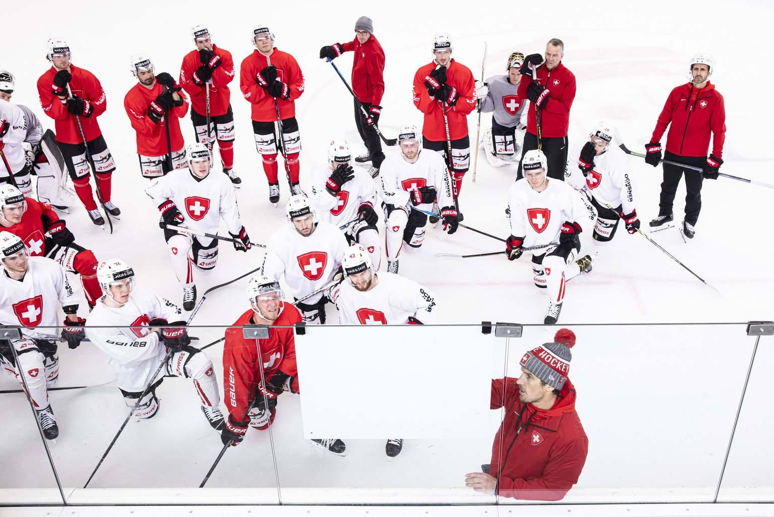 Cheftrainer Patrick Fischer, vorne rechts, spricht mit Spieler waehrend eines Trainings im Rahmen der Vorbereitungen der Schweizer Eishockey-Nationalmannschaft auf die WM in Riga, am Mittwoch, 26. Apr ...