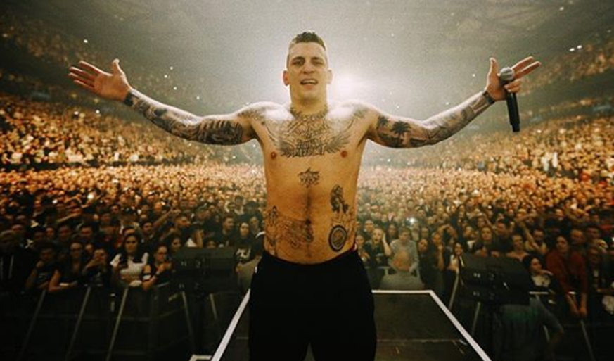 Rapper Gzuz an einem Konzert. Gzuz setzt sich aus den Wörtern&nbsp;«Ghetto Zeug unzensiert» zusammen.