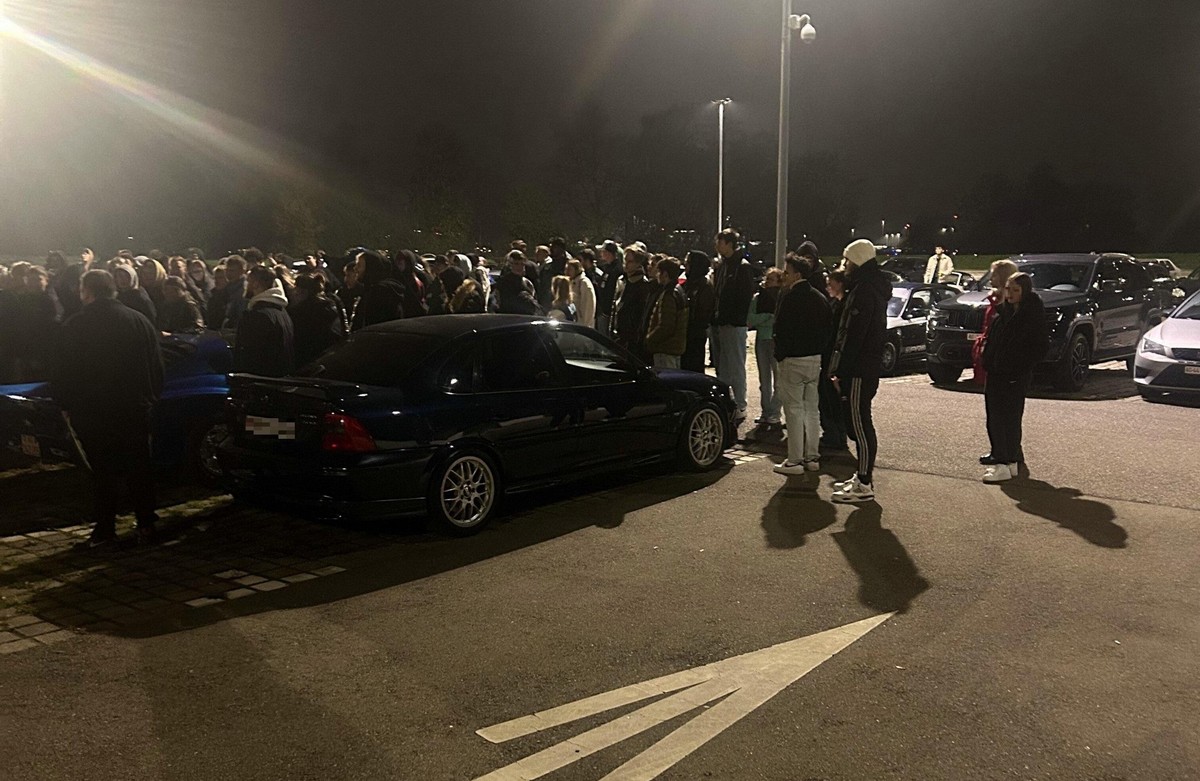 Polizei beendet Treffen von Autoposern in Kloten mit Kontrolle (2. November 2024)