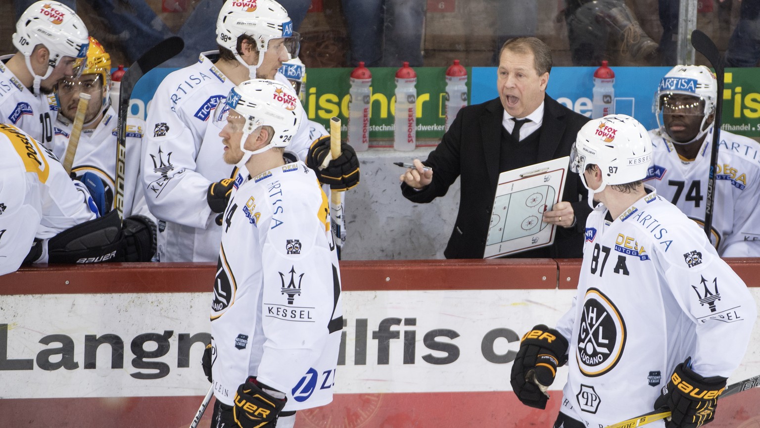 Luganos Cheftrainer Greg Ireland, Mitte rechts, gibt Anweisungen, waehrend dem Meisterschaftsspiel der National League zwischen den SCL Tigers und dem HC Lugano, am Freutag, 12. Januar 2018, in der Il ...