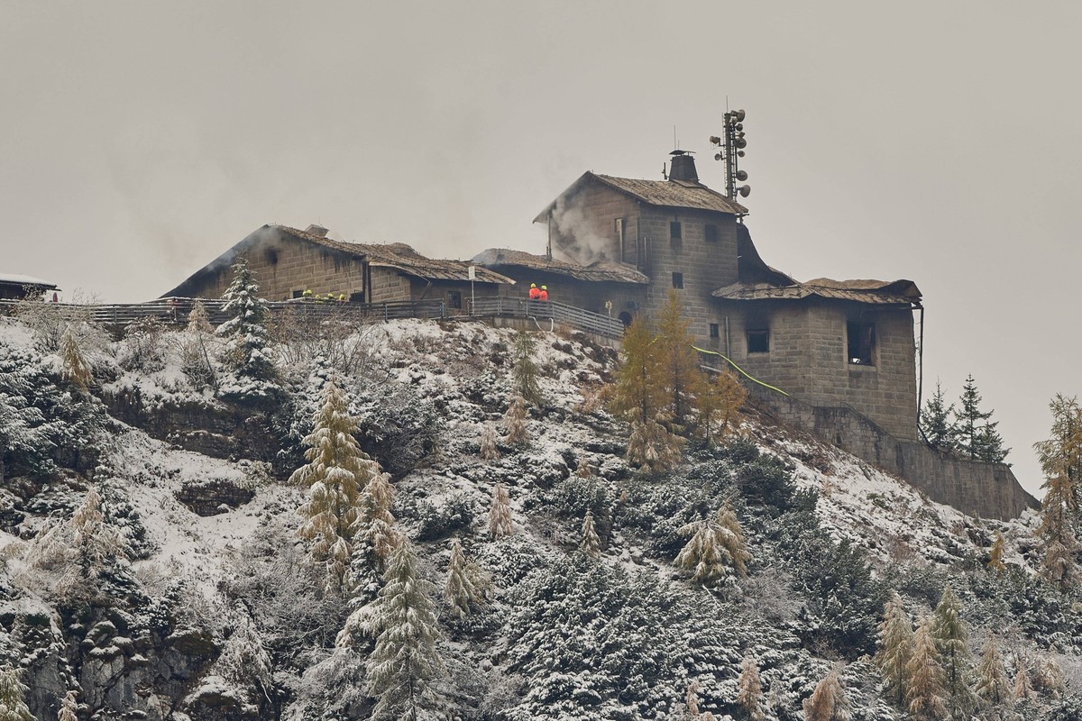 Berchtesgaden, Deutschland 24.10.2026: Großbrand zerstört historisches Kehlsteinhaus am Obersalzberg Im Bild: Das durch einen Großbrand weitgehend zerstörte Kehlsteinhaus am Obersalzberg bei Berchtesg ...