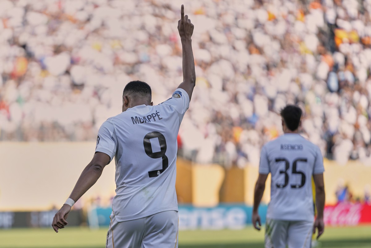 Real Madrid's Kylian Mbappe, left, reacts after scoring a goal against Borussia Dortmund in extra time of a Club World Cup quarterfinal soccer match, Saturday, July 5, 2025 in East Rutherford, N. ...
