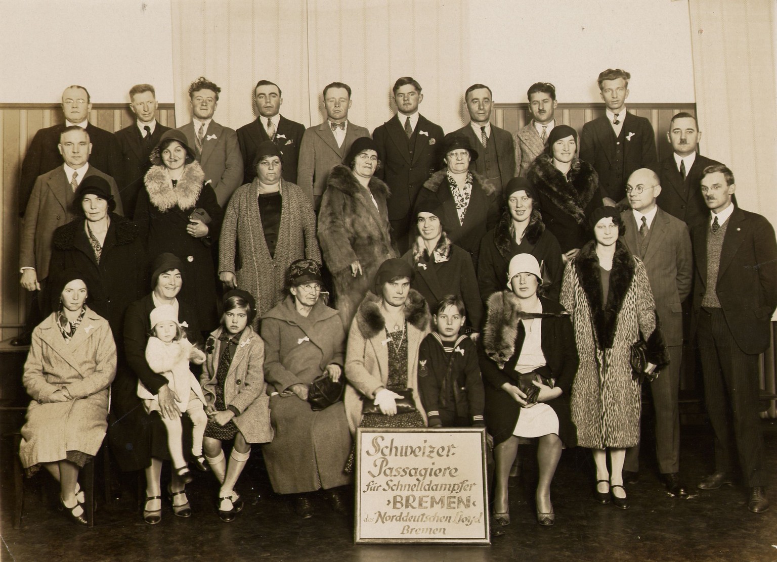 Schweizer Auswanderer 1925&nbsp;in Bremen vor der Überfahrt nach New York.&nbsp;User Ruedi Rohr schickte dieses Familienfoto mit seinem Uronkel Mathieu Jehle (hinterste Reihe, 2.v.r.). &nbsp;