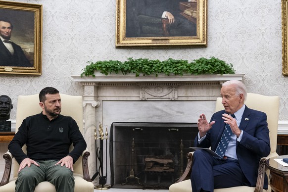 epa11627256 US President Joe Biden (R) and Ukrainian President Volodymyr Zelensky (L), during a meeting in the Oval Office of the White House in Washington, DC, USA, 26 September 2024. President Biden ...