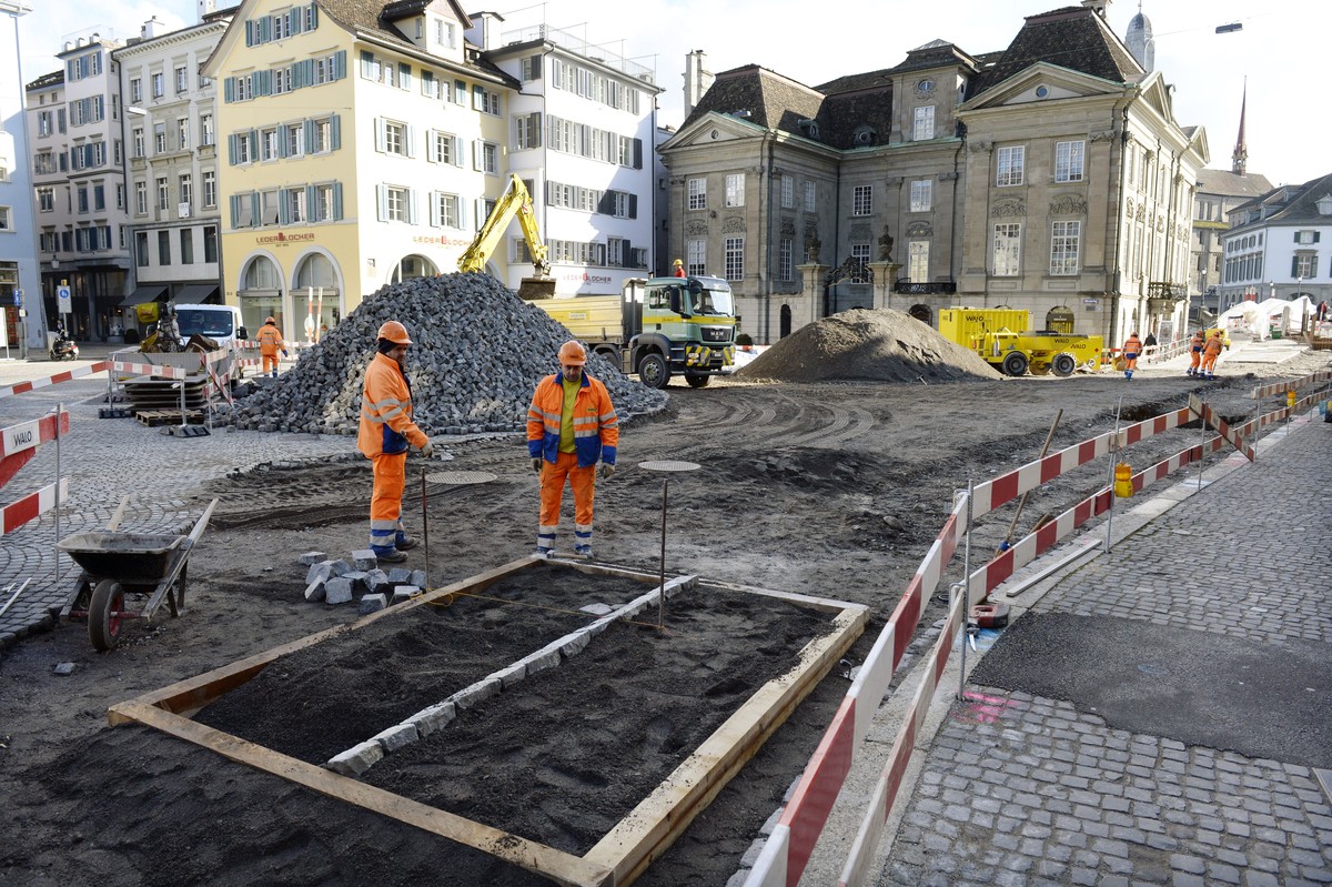 Bauarbeiten werden am Muensterhof vorgenommen, am Donnerstag, 5. Maerz 2015, in Zuerich. Ab 2016 soll der Muensterhof nicht mehr als Parkplatz dienen, sondern zu einem offenen Platz mit einladender At ...