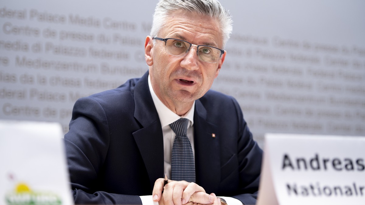 Nationalrat Andreas Glarner, SVP-AG, spricht waehrend einem Point de Presse der SVP ueber den UNO-Migrationspakt, am Donnerstag, 13. September 2018, in Bern. (KEYSTONE/Anthony Anex)