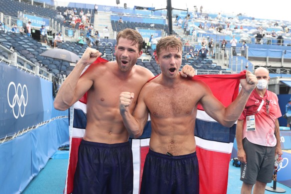 epa09402418 Gold medal winners Anders Berntsen Mol (L) and Christian Sandlie Sorum (R) of Norway celebrate after the Beach Volleyball Men&#039;s Gold Medal match between Norway and ROC of the Tokyo 20 ...