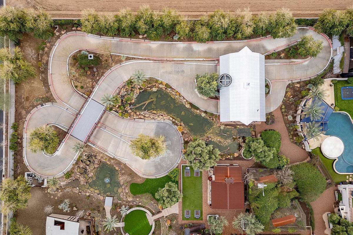 20 millionen für crazy villa mit gokart bahn in gilbert arizona https://www.zillow.com/homedetails/21423-S-147th-St-Gilbert-AZ-85298/59261224_zpid/