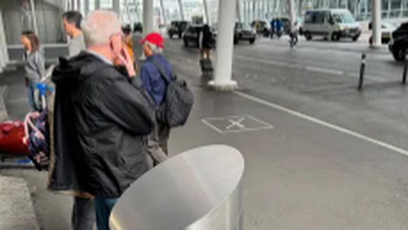 Paffen im Verbot: Die Raucherzonen am Flughafen Zürich werden nicht von allen Leuten befolgt.