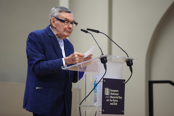 epa11519411 Auschwitz prisoner Marian Turski speaks during the commemoration of the European Holocaust Remembrance Day for Roma and Sinti at the former Nazi German extermination camp Auschwitz II-Birk ...