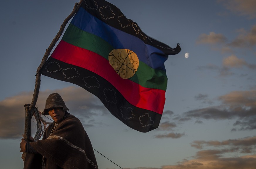 Orlando Carriqueo, Mapuche aus der Provinz Rio Negro in Argentiniern, demonstriert gegen die Öl- und Gaskonzerne, die mit Fracking das Land, die Umwelt, die Lebensgrundlage und die Gesundheit der Mapu ...